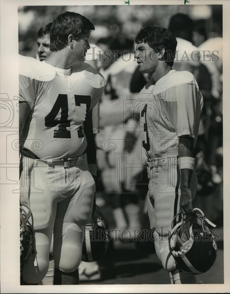 1986 Press Photo Whitlock (47) with Van Tiffin (3) talking on football field - Historic Images
