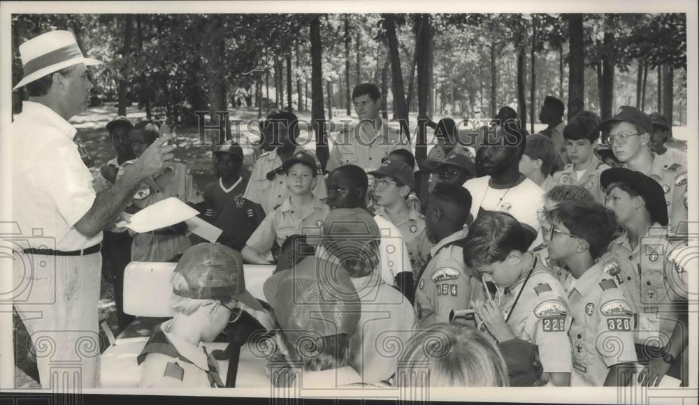 1990 Press Photo Caddy Chairman Lathrop Smith And Boy Scout Golf Ball Markers - Historic Images