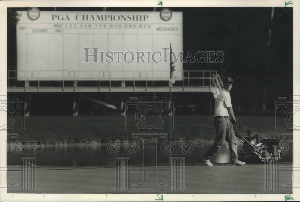 1990 Press Photo Greens Get Cut On Tuesday Of Professional Golfers Championship - Historic Images