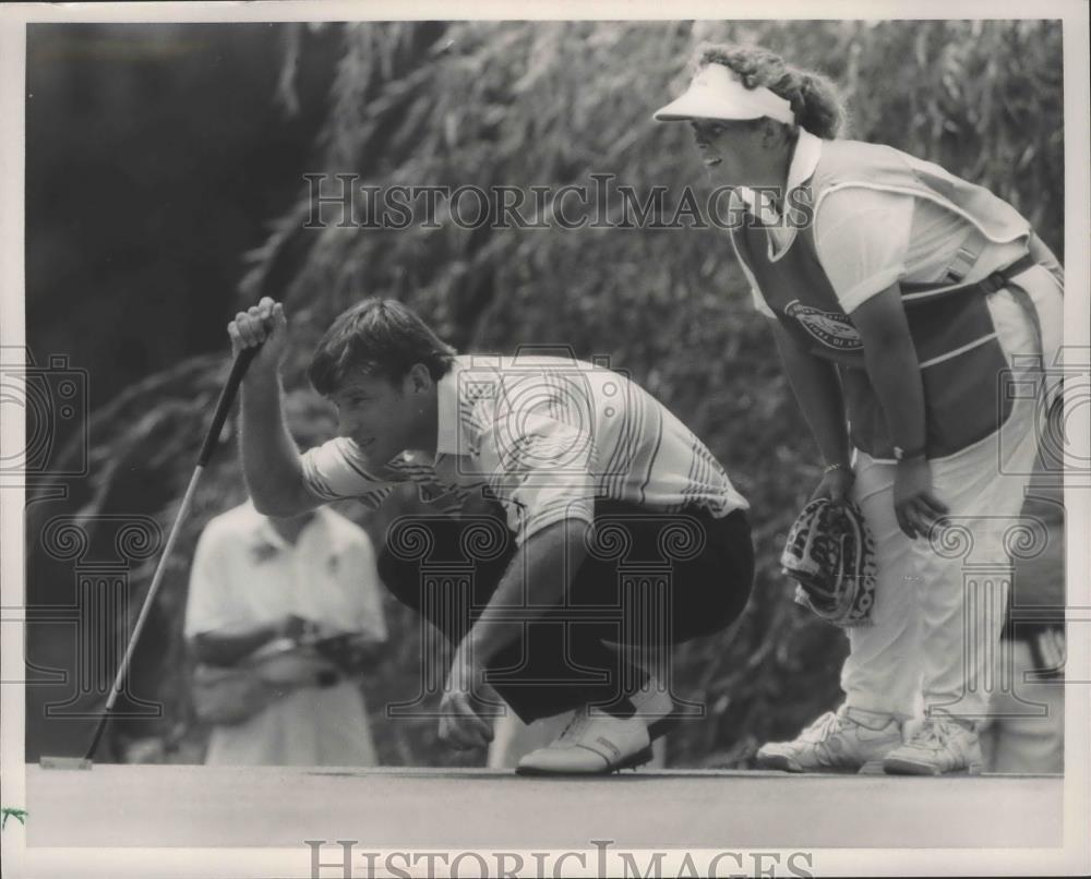1990 Press Photo Professional Golfer Nick Faldo Lines Up Putt On The 18th Hole - Historic Images