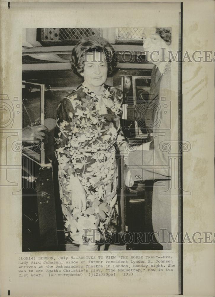 1973 Press Photo Lady Bird Johnson in Ambassador Theatr - RRV15573 - Historic Images