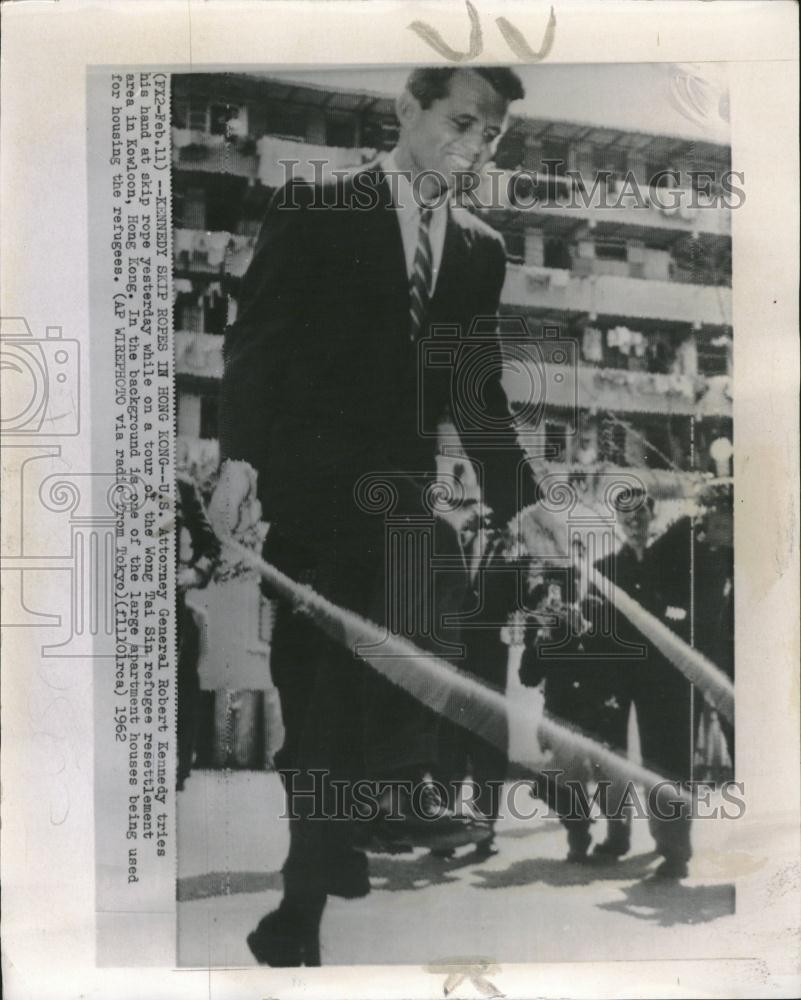 1962 Press Photo Attorney U S Robert Kennedy Hand Rope - RRV15337 - Historic Images