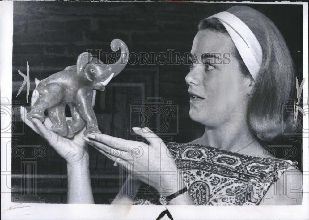 1964 Press Photo Margaret Peggy Goldwater Daughter Sen. - RRV01977 - Historic Images