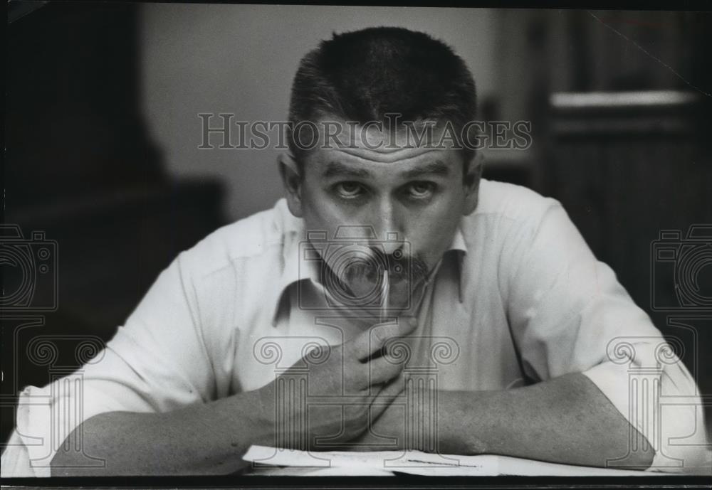 1978 Press Photo Pensive Charles Behrens, Former Saukville, Wisconsin Assessor - Historic Images