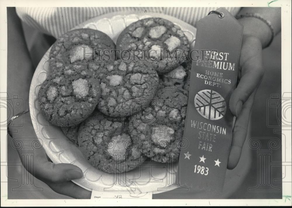 1983 Press Photo Debra LaValley&#39;s Honey Snap Snaps And First Place Cookie Ribbon - Historic Images