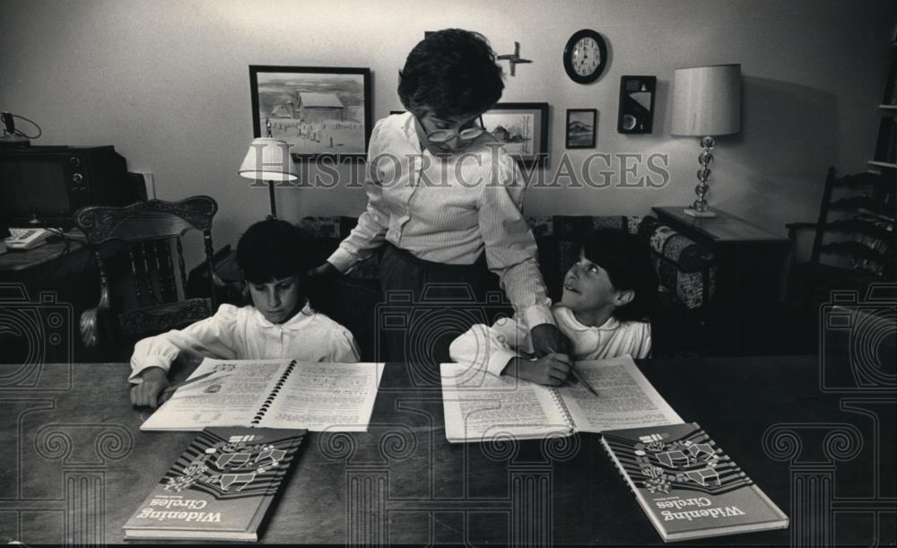 1987 Press Photo Twins Emily And Katie Downs Are Home-Schooled By Mother, Cheryl - Historic Images
