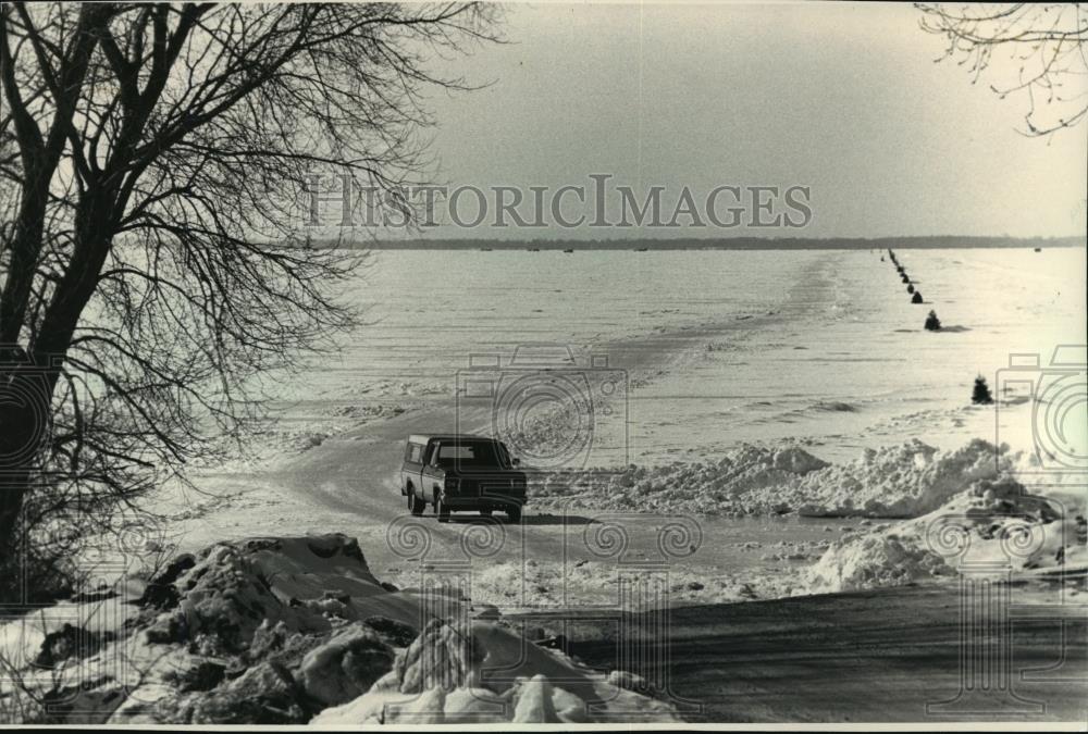 1988 Press Photo Truck Leaving Lake Winnebago - Fishing Shanties In Background - Historic Images