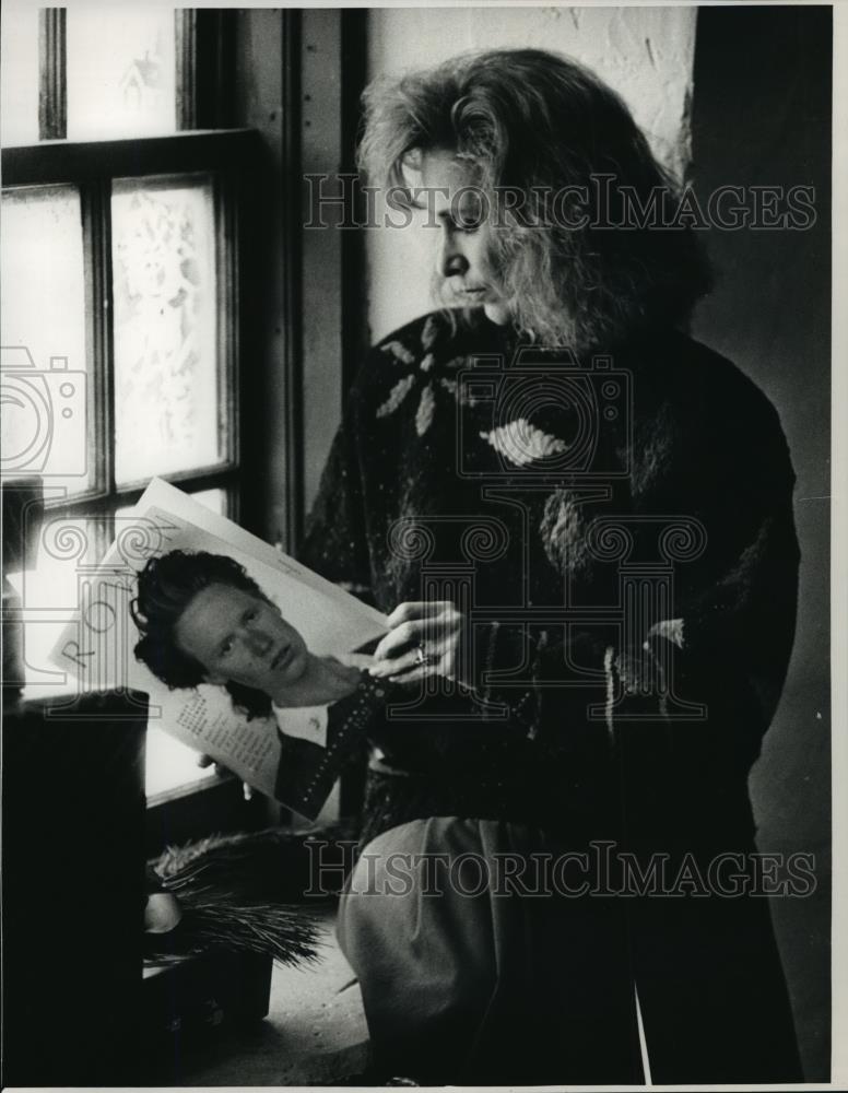 1988 Press Photo Woolgathering Of Cedarburg Associate Sandi Cooley Wears Sweater - Historic Images
