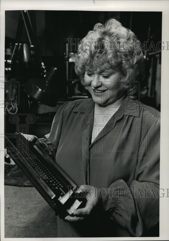 1989 Press Photo Laser Recharge Specialists&#39; Danna Keating With Toner Cartridge - Historic Images