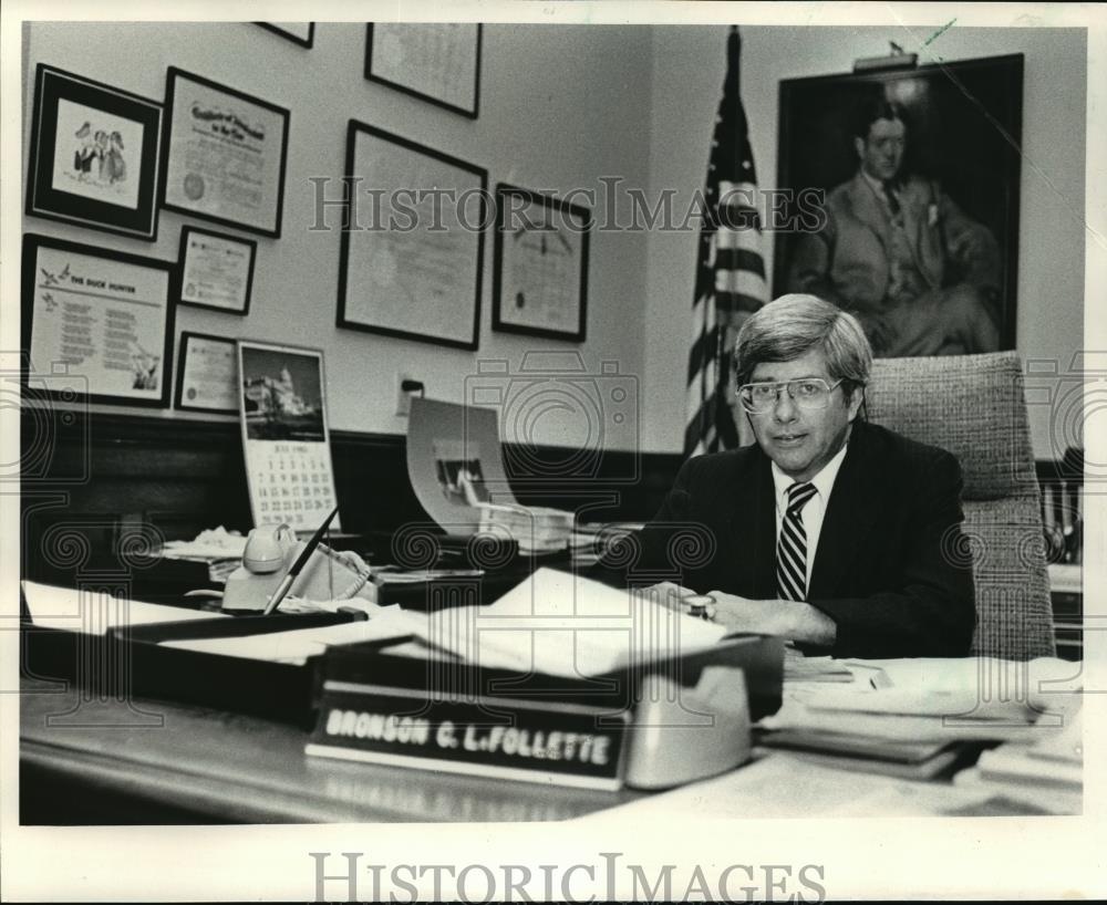 1989 Press Photo Bronson C. La Follette, Wisconsin Attorney General At Desk - Historic Images