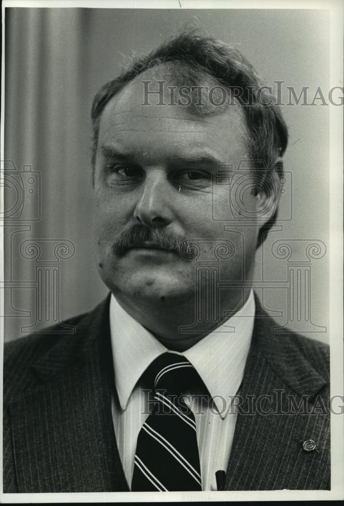 1990 Press Photo New Thiensville Wisconsin Village Police Chief Charles E. Young - Historic Images
