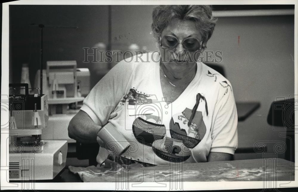 1991 Press Photo Brookfield's Joyce Hermann During A Class On Wearable Art - Historic Images