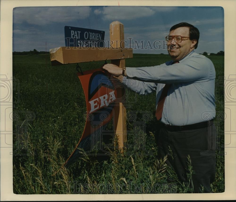 1991 Press Photo Lands' End Building Site Shown By Reedsburg Mayor Marty Krueger - Historic Images