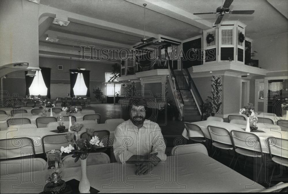 1993 Press Photo Caterer Randy Kafka In Cedar Beach Resort In Town Of Belgium - Historic Images
