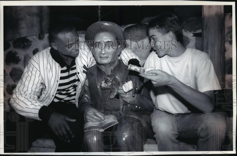 1993 Press Photo High Schoolers Sam Nunn And Tony Schmitt At Milwaukee Museum - Historic Images