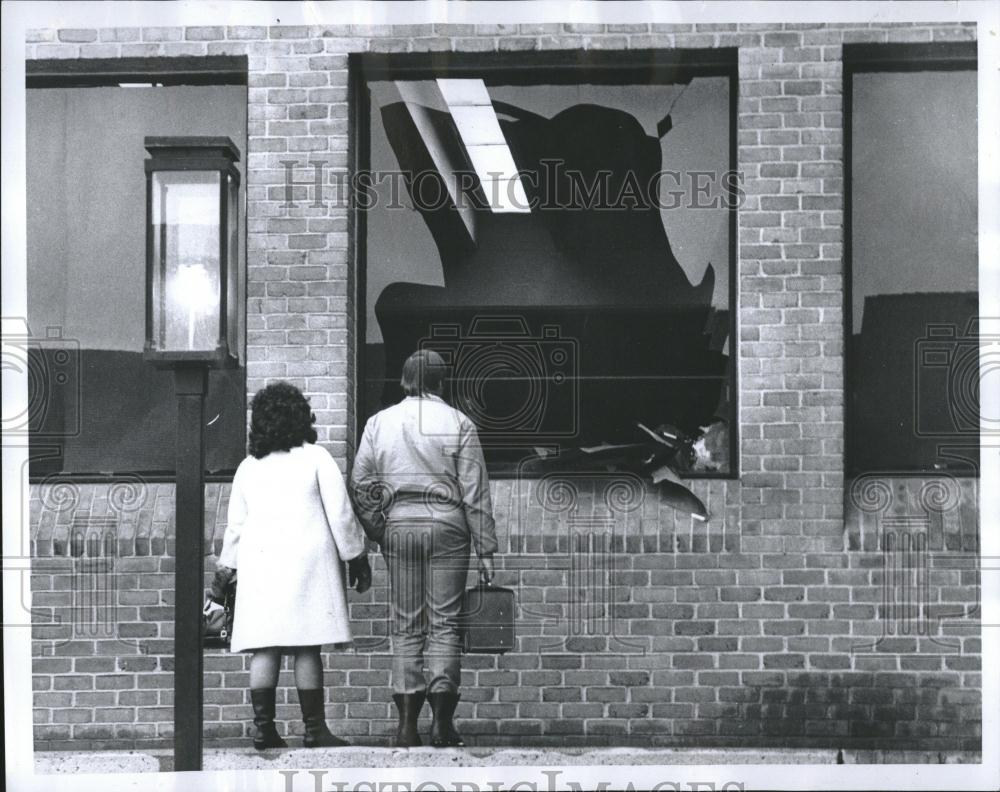 1971 Press Photo bombs Oakland Community College lab - RRV02411 - Historic Images