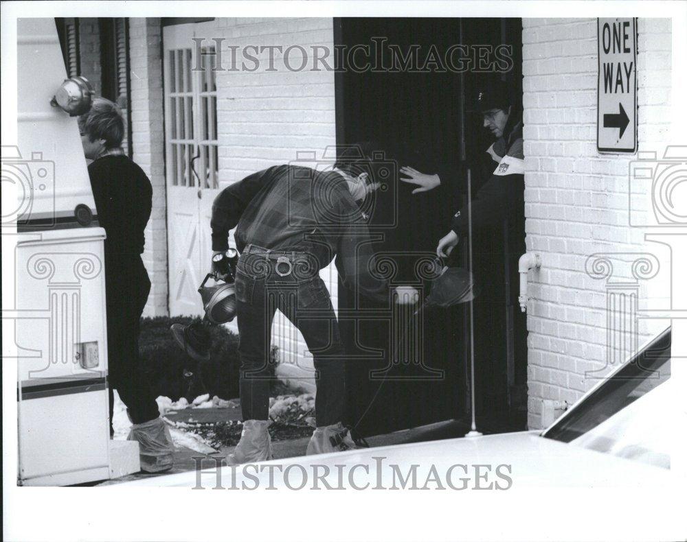 1993 Press Photo Police Carry Bags Browns Extra Light - RRV43833 - Historic Images