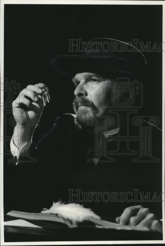 1976 Press Photo Fred Urbanski in "The Good Doctor" on Alverno College campus - Historic Images