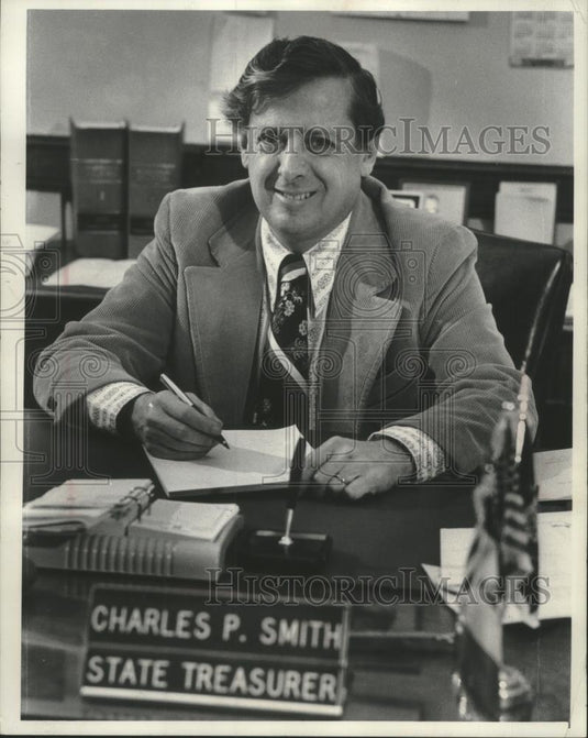 1976 Press Photo State Treasurer Charles P. Smith, in his office Wisconsin - Historic Images