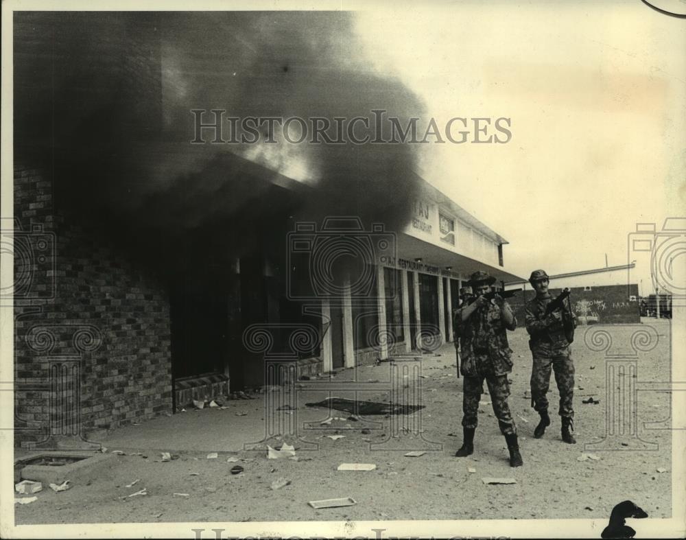 1976 Press Photo Riot police in Cape Town, South Africa - mjc18455 - Historic Images