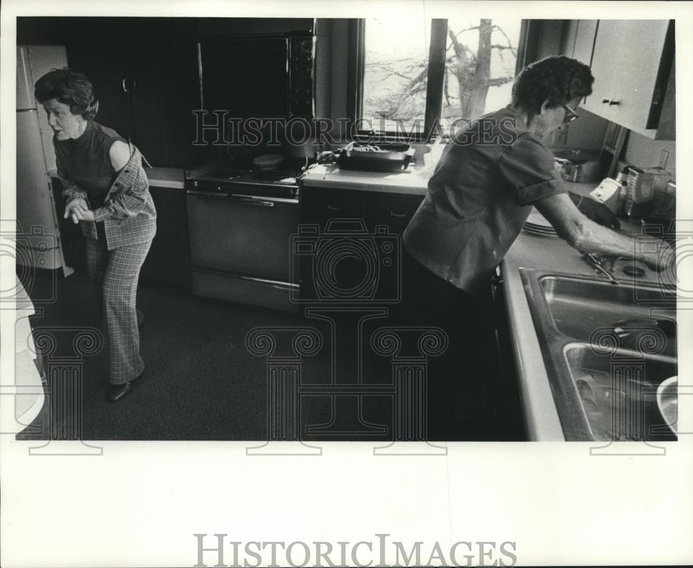 1976 Press Photo Senn ladies in kitchen at their farm in Wisconsin - mjc21527 - Historic Images