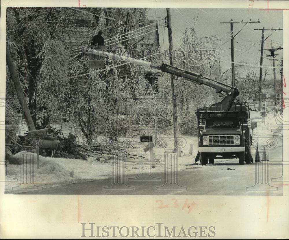 1976 Press Photo Wisconsin Electric Power linemen work after ice storm - Historic Images