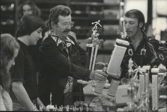 1976 Press Photo Robert A. Rudig, others, examine trophies, Rudig Trophies - Historic Images