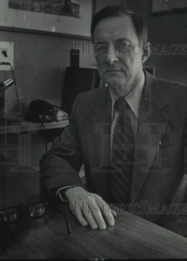 1976 Press Photo Carl G. Thom, principal at Pulaski - mjc18622 - Historic Images