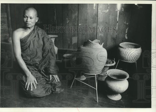 1976 Press Photo An abbot with ancient artifacts found at Ban Chieng, Thailand - Historic Images