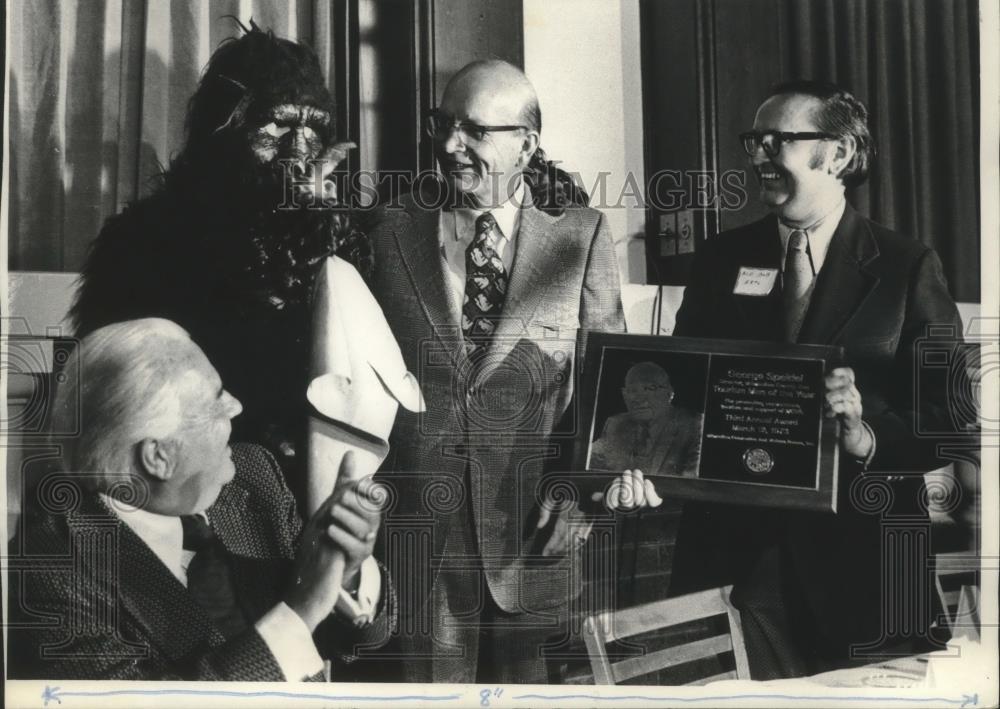 1976 Press Photo Zoo Director George Speidel receiving an award, Wisconsin - Historic Images