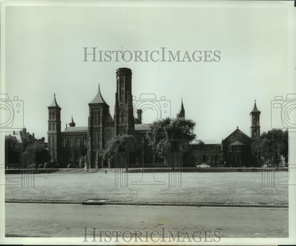 1976 Press Photo The Great Hall of the Smithsonian Castle which houses exhibits - Historic Images