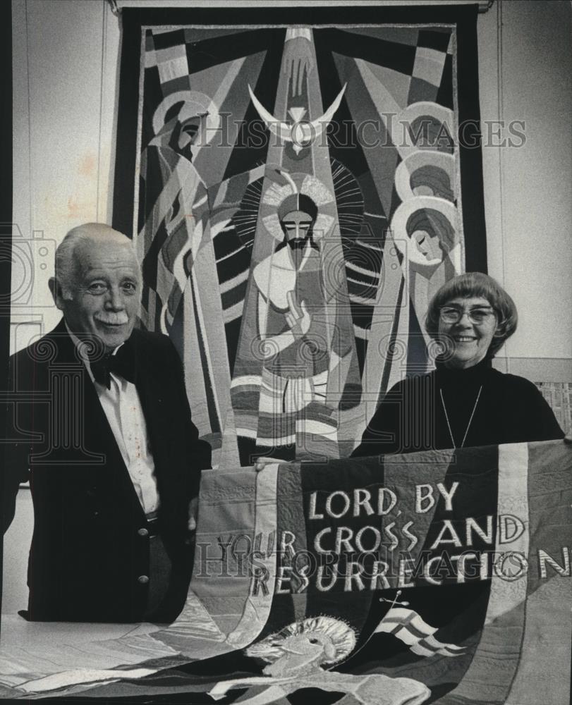 1977 Press Photo Emma, Felix Senger, show her liturgical fabric wall hanging - Historic Images