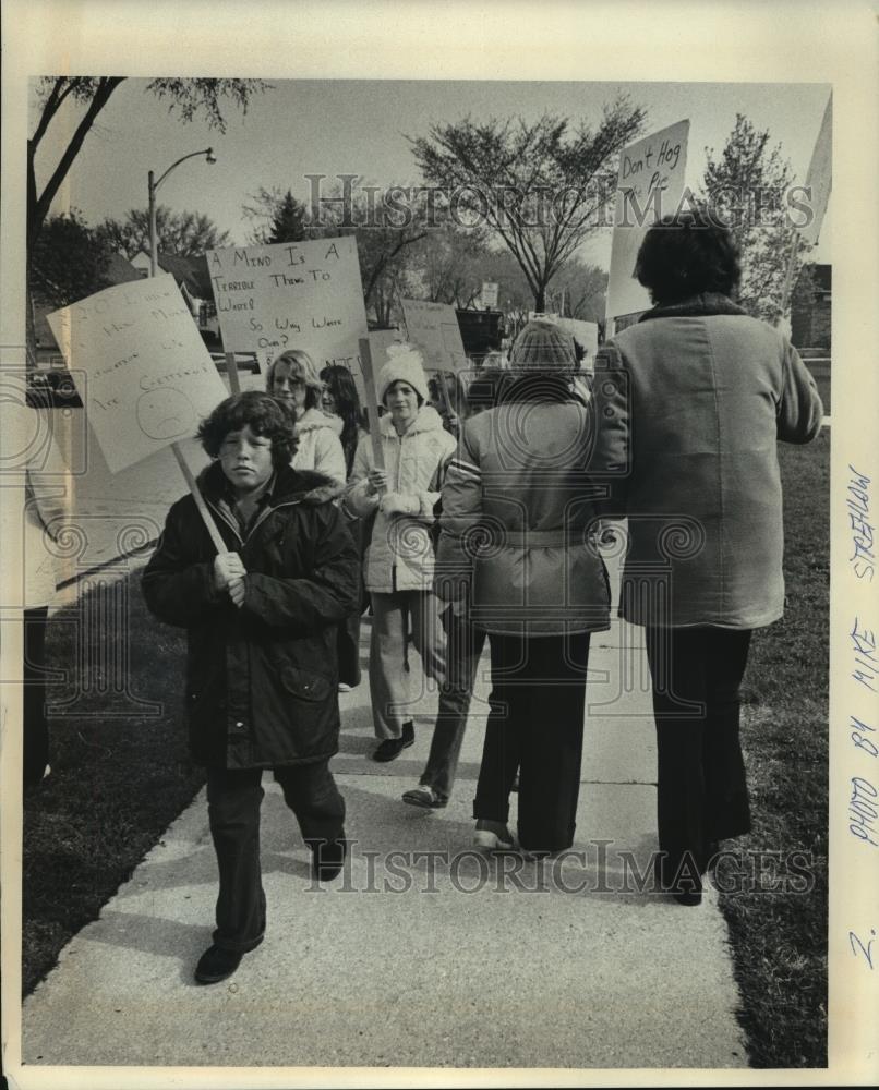 1977 Press Photo Children opposing to teachers&#39; strike in Milwaukee, march - Historic Images
