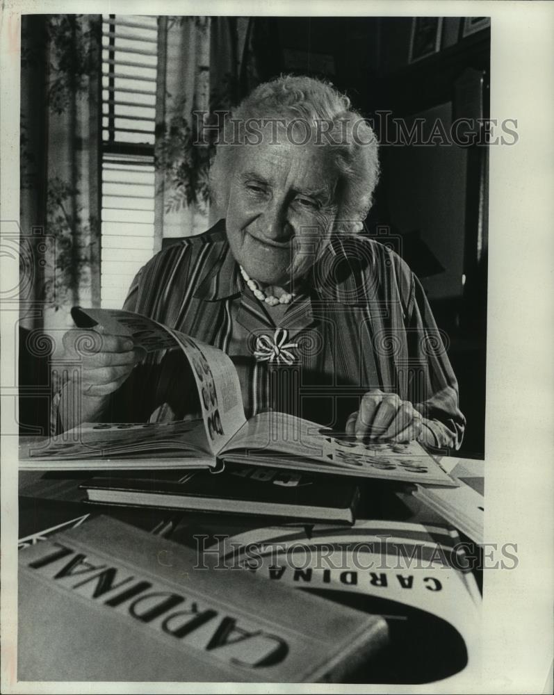 1977 Press Photo Estelle Stone reviewed South Division yearbooks, Wisconsin - Historic Images