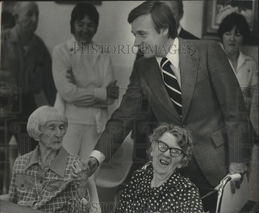 1977 Press Photo Helen Kness Seems Happy To Meet Governor Schreiber in Waukesha - Historic Images