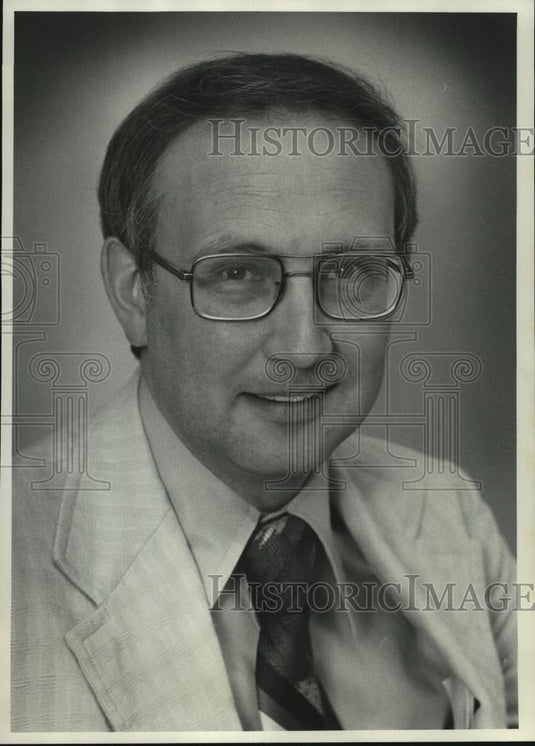 1977 Press Photo David Tester, Milwaukee Convention, Visitors Bureau - mjc18679 - Historic Images