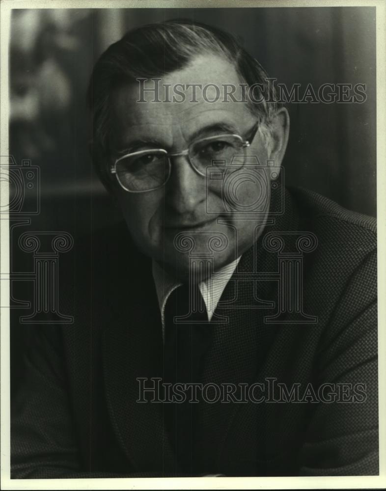 1977 Press Photo Earl R. Thayer Secretary & General Manger State Medical Society - Historic Images