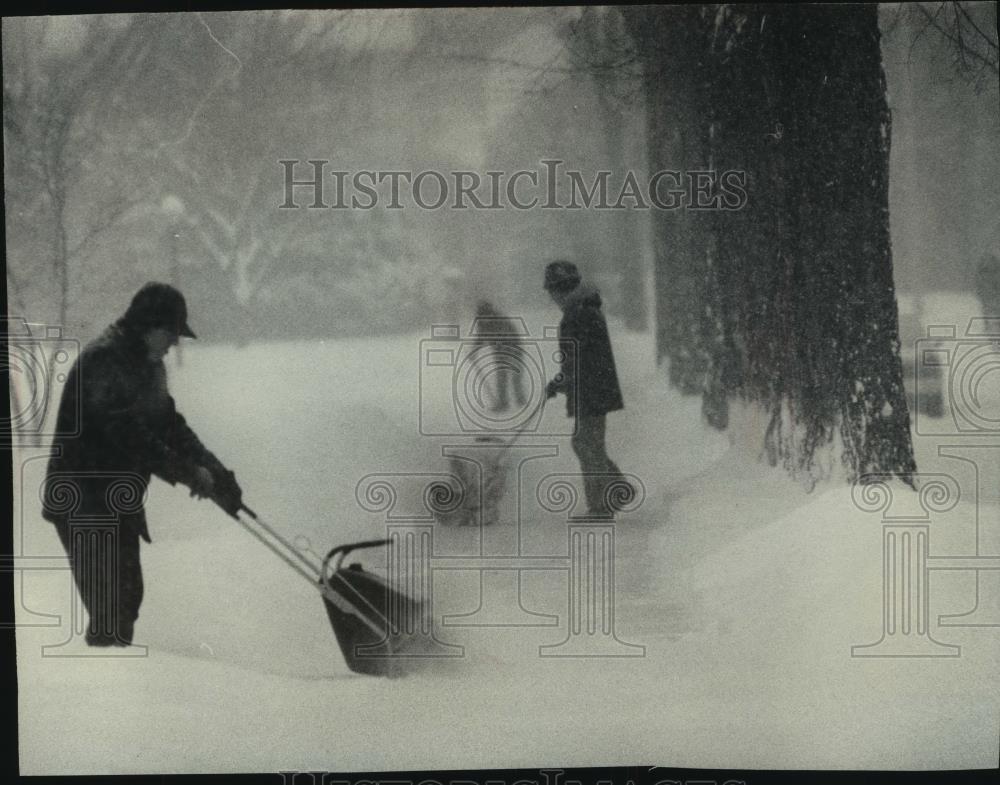 1977 Press Photo Snowblowers clearing Milwaukee snow near 77th and Lloyd Streets - Historic Images