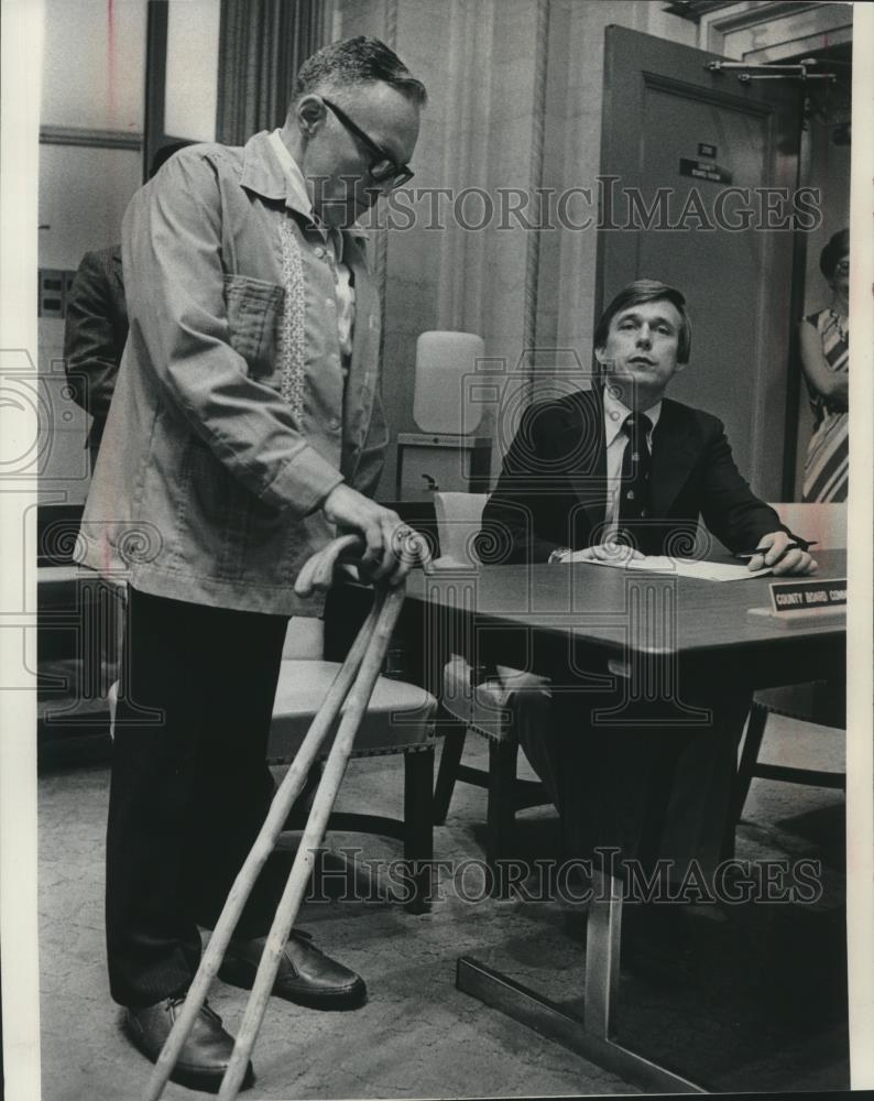 1977 Press Photo Milwaukee County Judge Michael Sullivan and WI Gov Schreiber - Historic Images