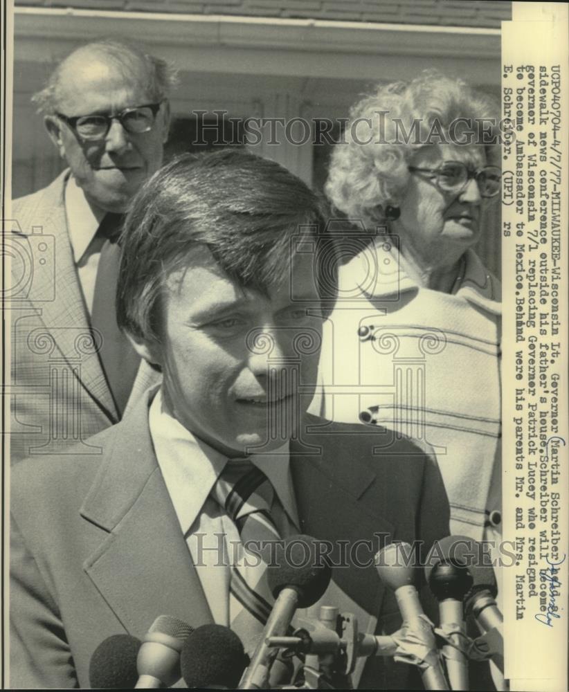 1977 Press Photo Wisconsin Lieutenant Governor Martin Schreiber news conference - Historic Images