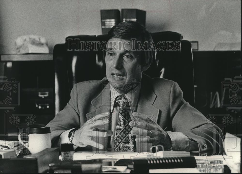 1977 Press Photo Acting Governor Martin J. Schreiber - mjc21381 - Historic Images