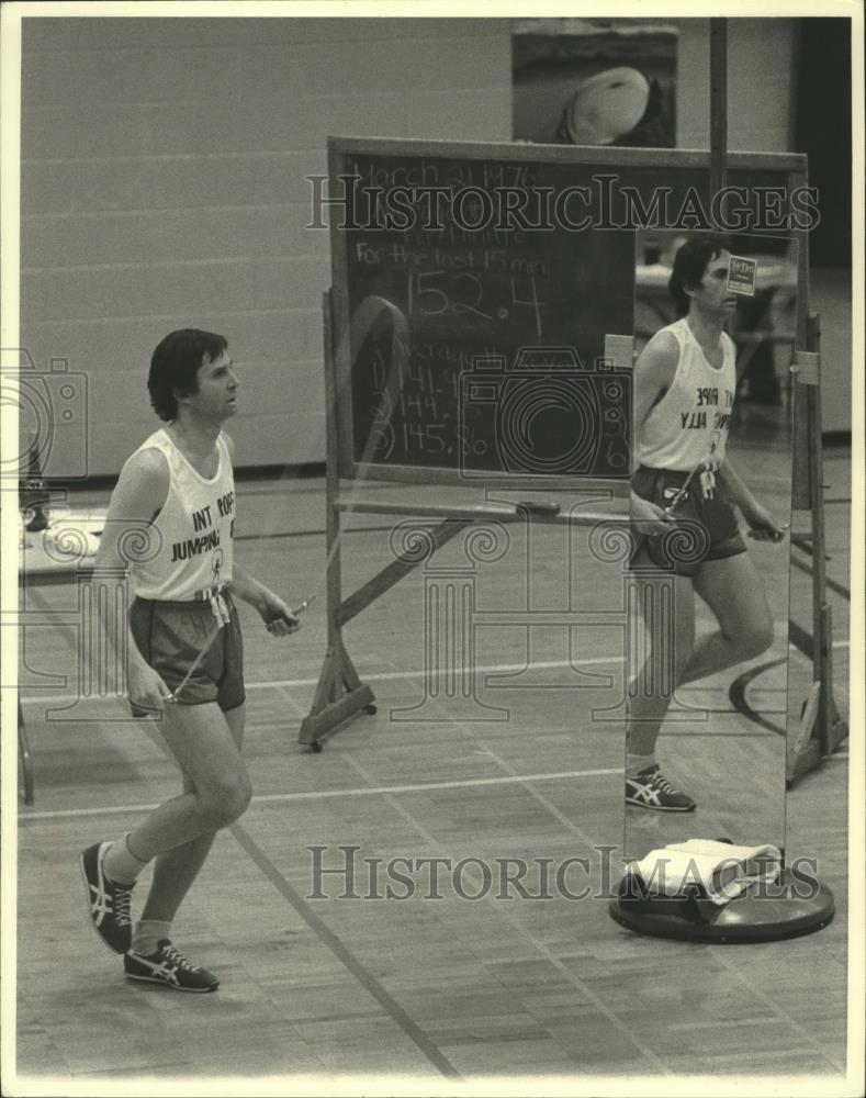 1978 Press Photo Rabbi Barry SIlberg jumping rope, Wisconsin - mjc16539 - Historic Images