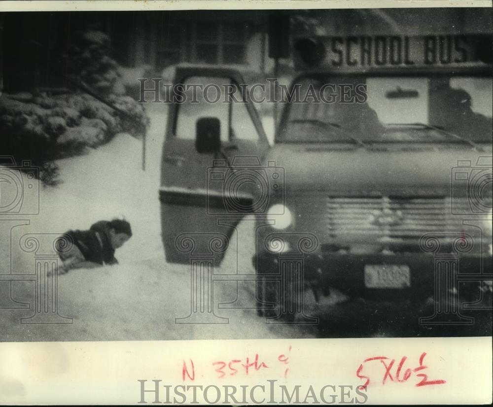 1978 Press Photo Child getting on school bus during snowstorm in Milwaukee, Wisc - Historic Images