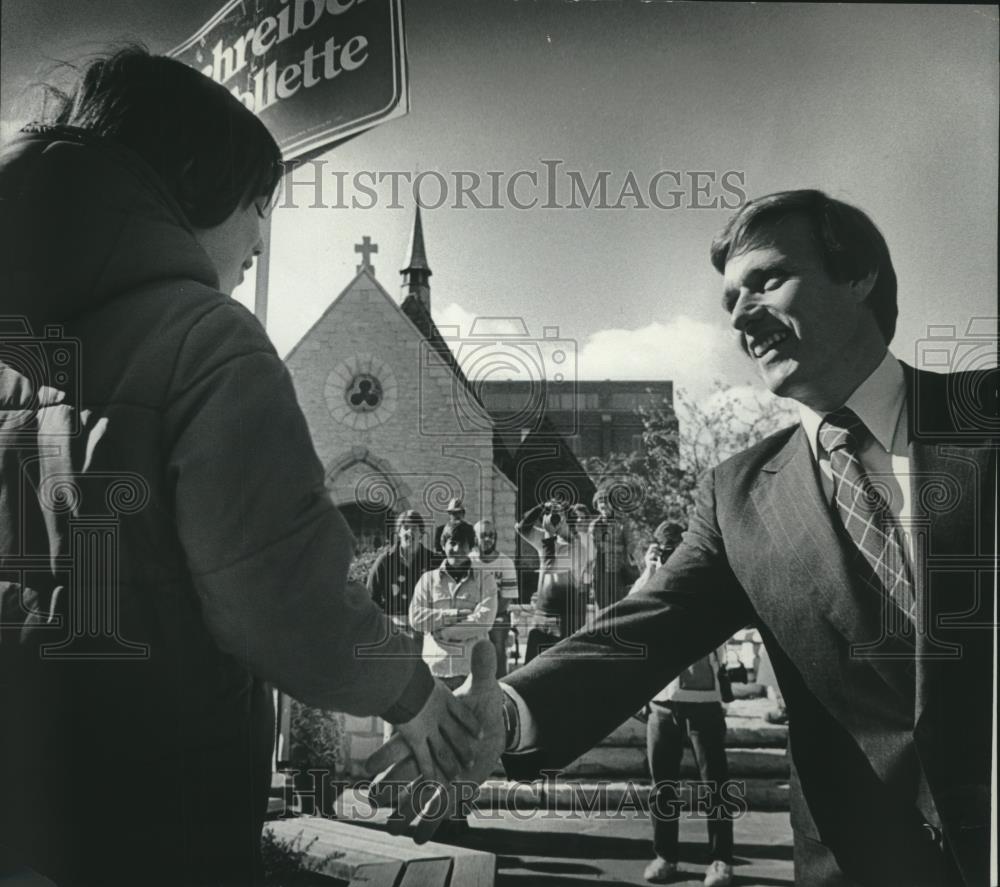 1978 Press Photo Wisconsin Governor Martin Schreiber Campaign in Milwaukee - Historic Images