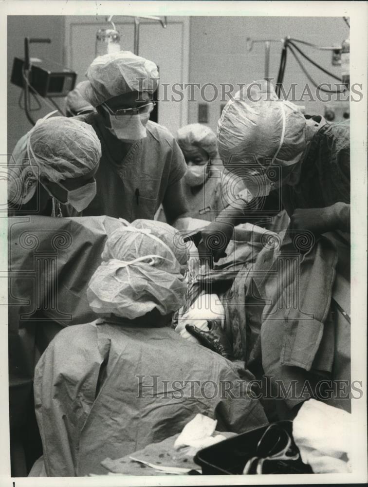 1978 Press Photo Team of doctors caring for patient in operating room - Historic Images