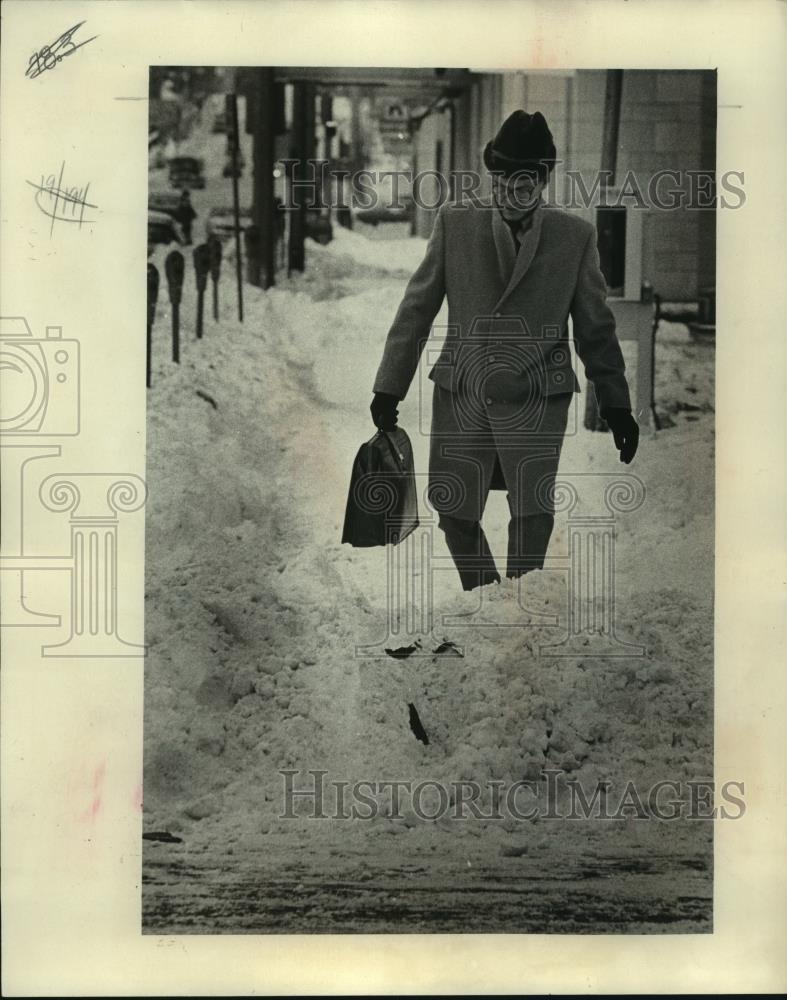 1978 Press Photo A pedestrian picks his way over a snowy street, Milwaukee - Historic Images