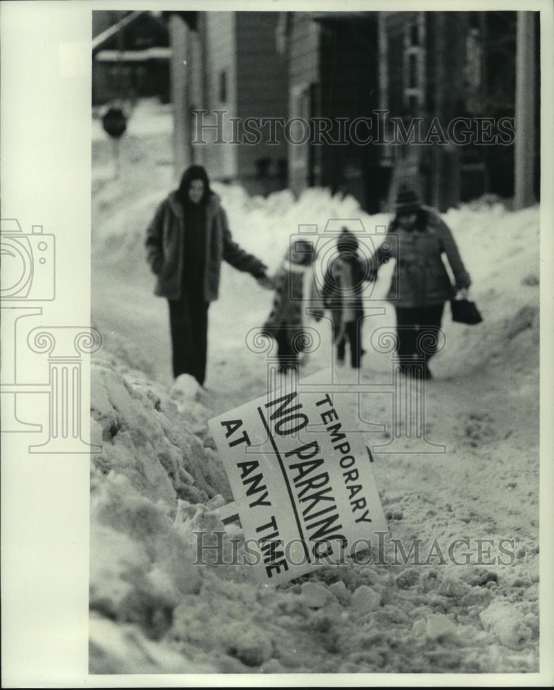 1978 Press Photo 300 block of W. Burnham St. covered in snow, unplowed - Historic Images