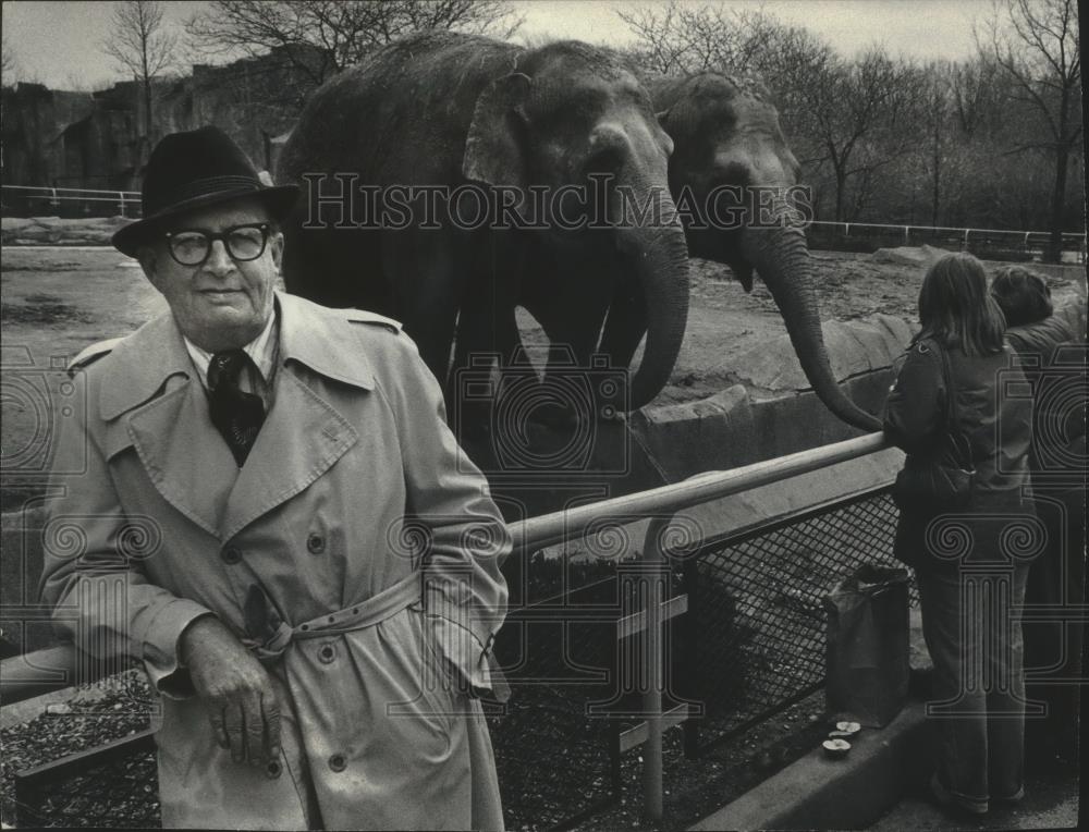 1978 Press Photo Zoo Director George Speidel at elephant enclosure, Wisconsin - Historic Images