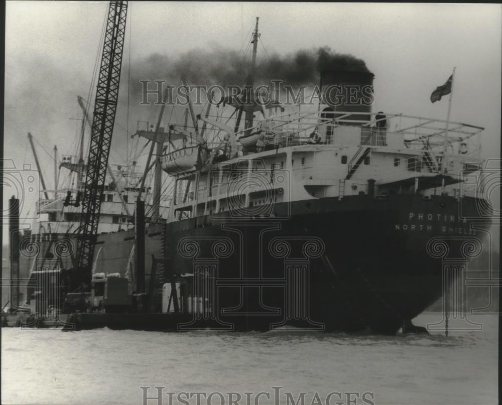 1978 Press Photo Barge sits alongside British freighter Photinia off St. Francis - Historic Images