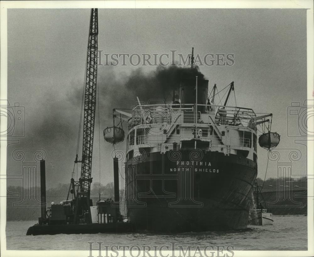 1978 Press Photo Gillen company divers work to refloat the freighter Photinia - Historic Images